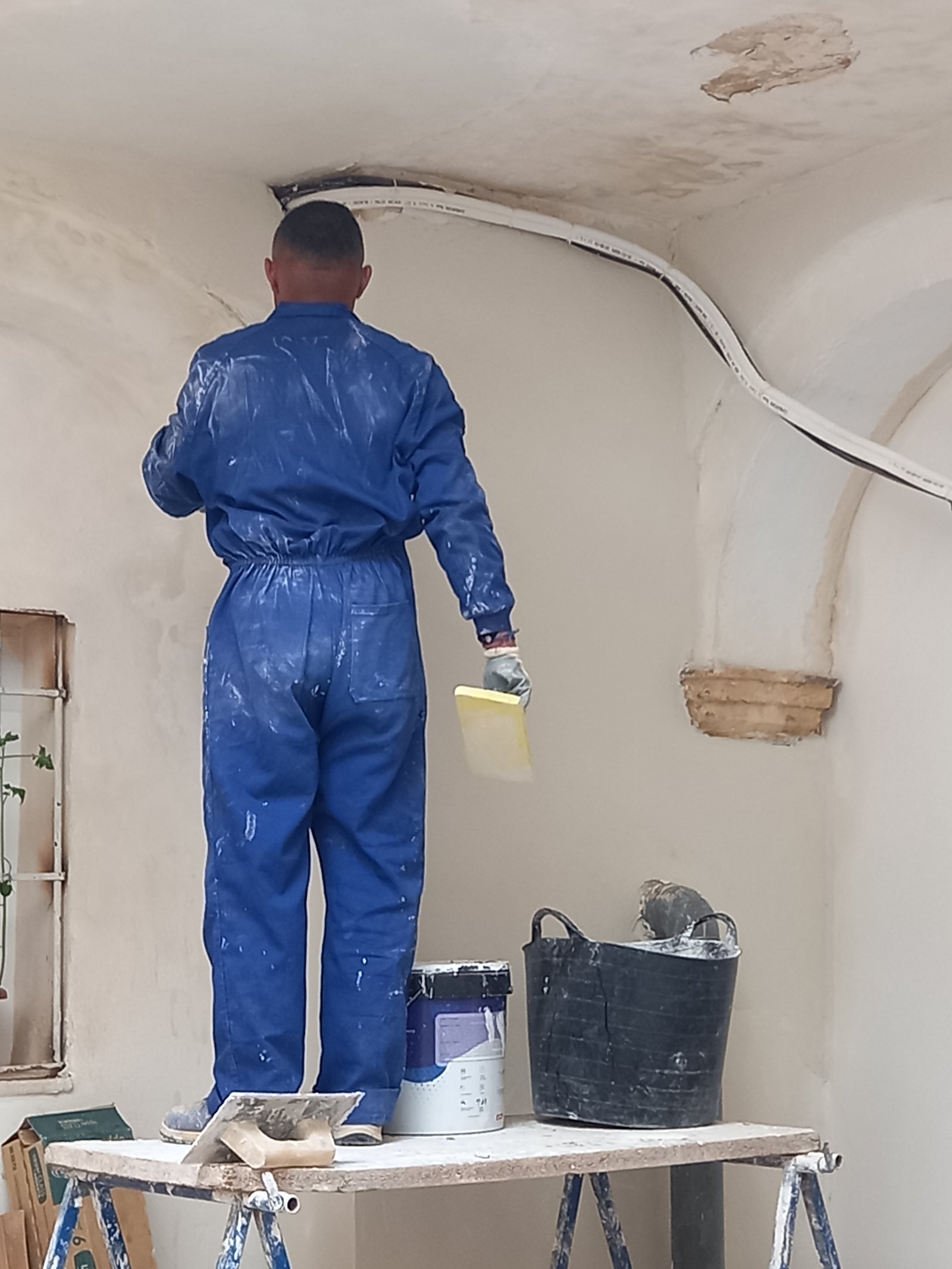Bladimir trabajando en un arreglo de interior
